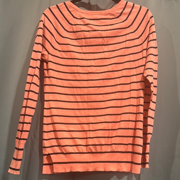 🧡💙 Aqua Fitted Coral & Navy Striped Sweatshirt
Size Medium - Picture 3 of 4